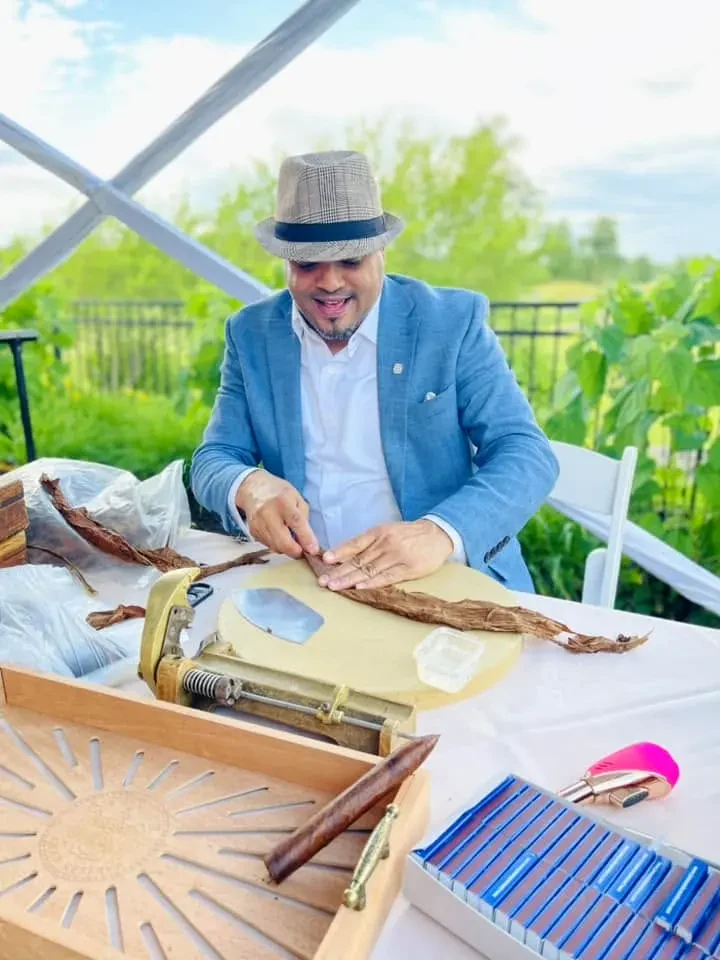 Franklin rolling at his table under the marquee, in Albany