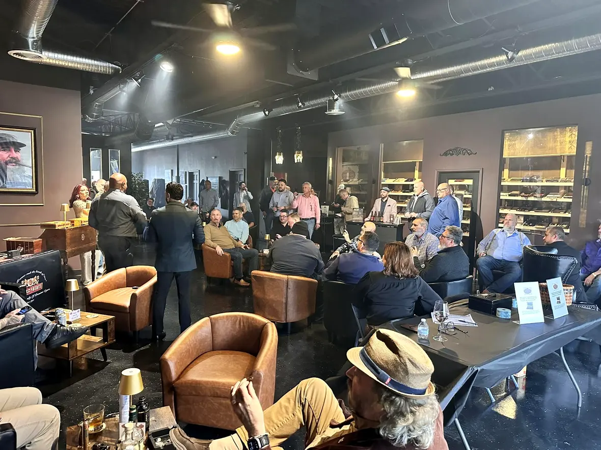 A sold-out evening at a cigar lounge
