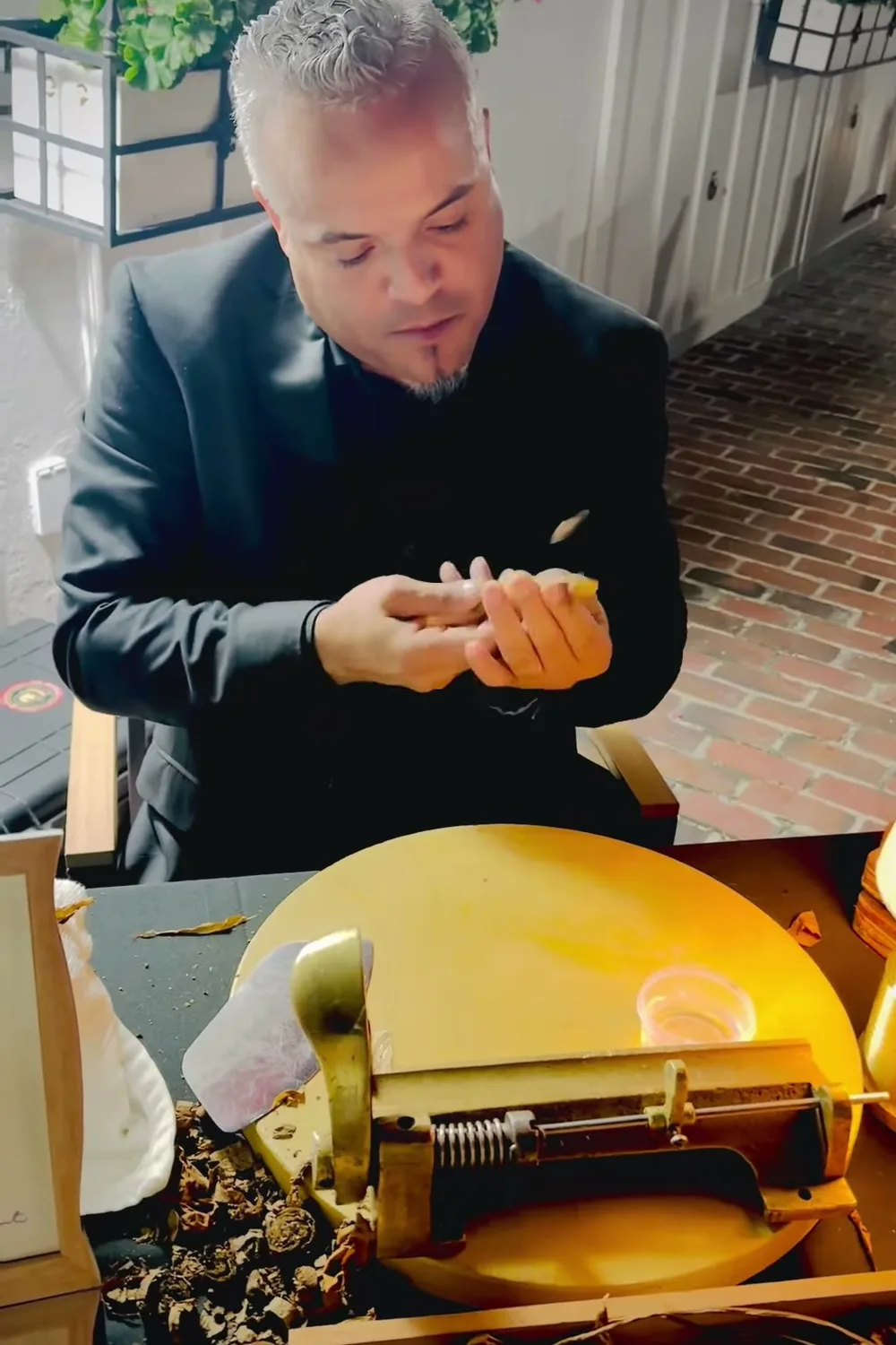 Franklin rolling a cigar by hand: the leaf, the blade and the press