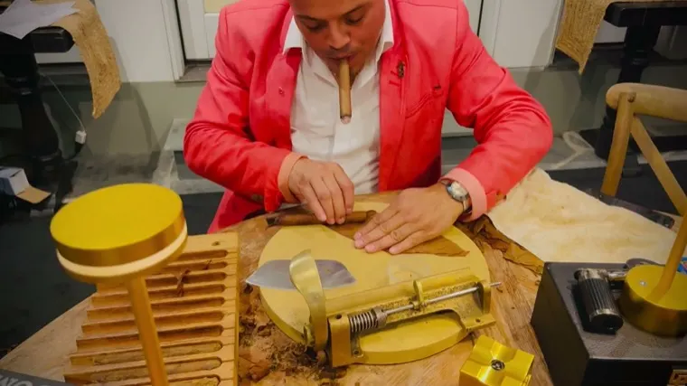 Franklin Pichardo working at his rolling table